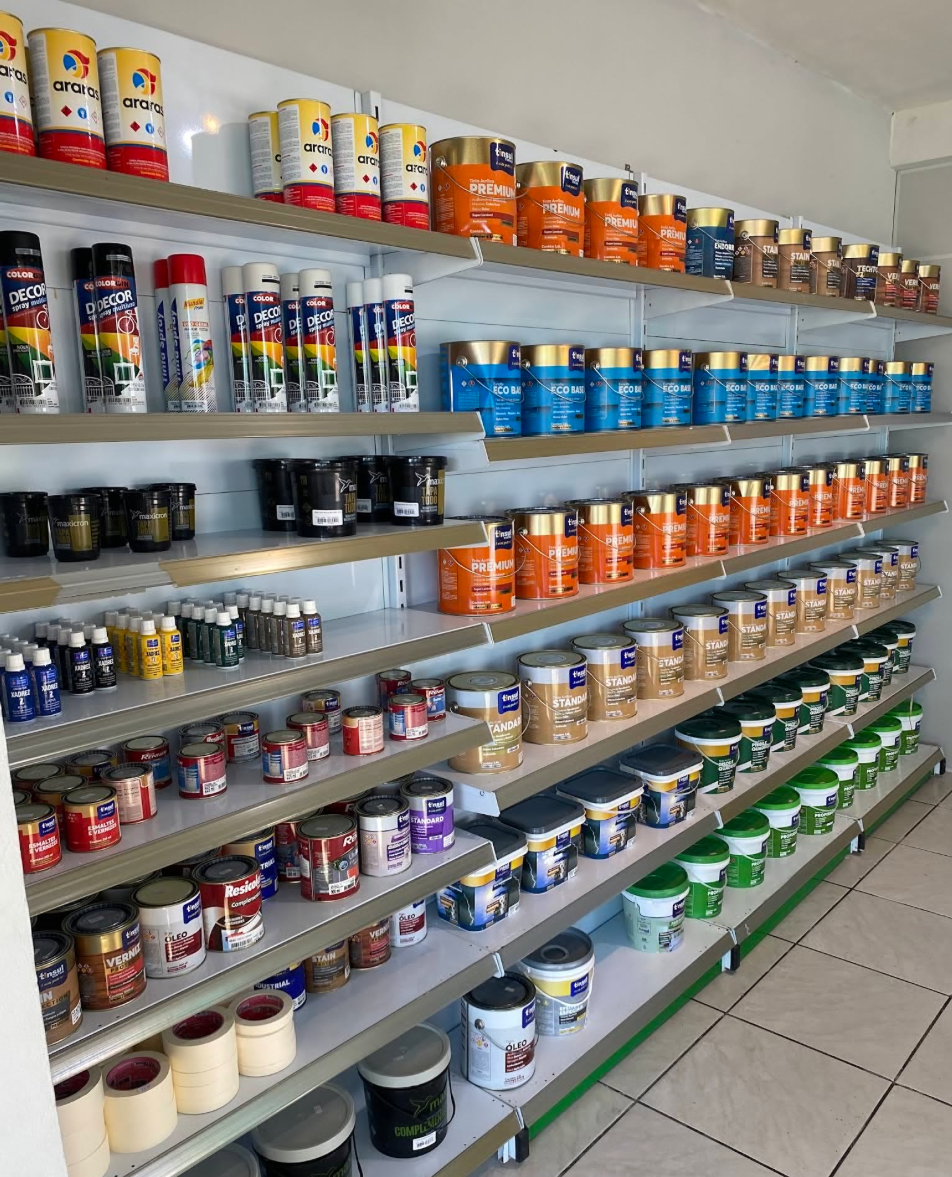 Prateleiras com tintas, esmaltes, vernizes e sprays na Itapox Tintas